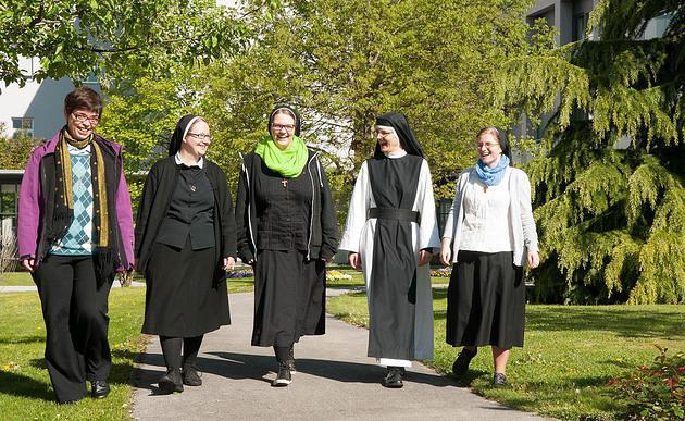 Junge Ordensfrauen / Reinhold Sigl