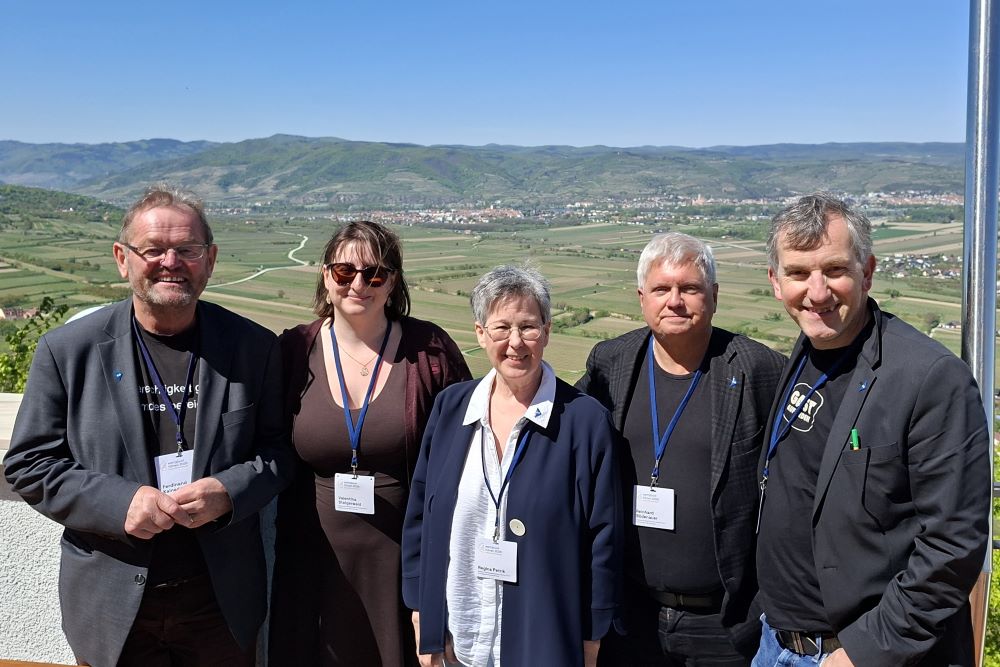 Gruppenbild von KA-Vertreter:innen beim Führungskräftekongress vor der Landschaftskulisse auf Stift Göttweig