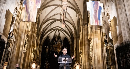 Erzbischof Grünwidl bei Eröffnung der Kreuz-Ausstellung von Arnulf Rainer im Wiener Stephansdom