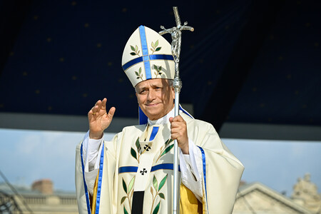 Papst Leo XIV. grüßt die Menschen bei der Messe am 26. September 2026 auf der 'Place de la Concorde' in Paris (Frankreich).