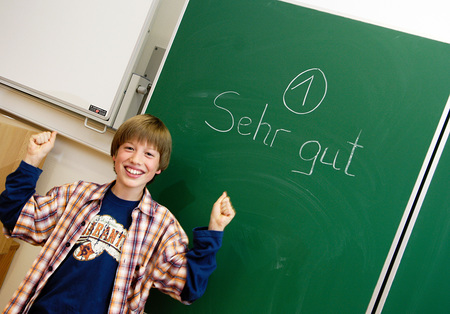 Junge an der Tafel [ (c) www.BilderBox.com, Erwin Wodicka, Siedlerzeile 3, A-4062 Thening, Tel. + 43 676 5103678.Verwendung nur gegen HONORAR, BELEG,URHEBERVERMERK und den AGBs auf bilderbox.com](in an im auf aus als and beim mit einer einem eines * 