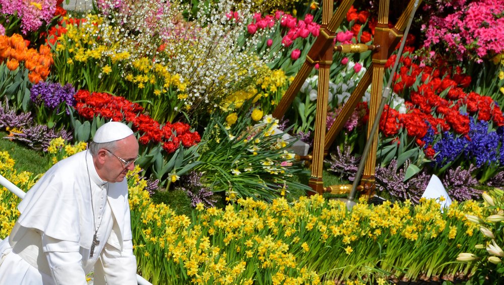 Ostern / © KNA-Bild, Harald Oppitz Feier des Ostergottesdienstes mit Papst Franziskus am Ostersonntag, 31. März 2013, auf dem Petersplatz in Rom.Bild: Papst Franziskus fährt nach dem Gottesdienst mit dem Papamobil durch die Menge der Gläubigen.