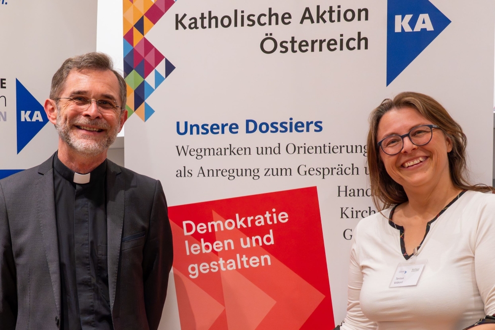 Porträt von links nach rechts Erzbischof Josef Grünwidl und Teresa Voboril vor dem Rollup der Katholischen Aktion Österreich zum Demokratie-Dossier 