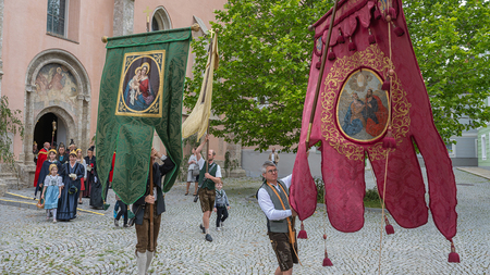 Traditionell werden bei den Fronleichnamsprozessionen auch Fahnen mitgeführt.