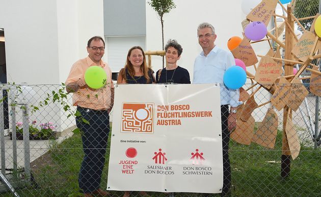 Reinhard Heiserer, Eva Kern, Sr. Maria Maul und P. Petrus Obermüller eröffnen Flüchtlingsheim 'Abraham' / Don Bosco Flüchtlingswerk