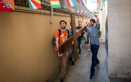 Jugendliche tragen das Weltjugendtagskreuz am 13. April 2024 durch eine Gasse im Vatikan anlässlich des 40. Jubiläums der Jugendtreffens.