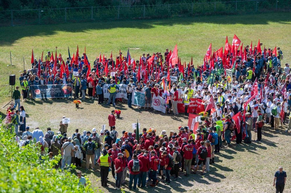 Jugendgedenken im ehemaligen Steinbruch des KZ Mauthausen; Gedenk- und Befreiungsfeier Mauthausen 2026 / © Diözese Linz / Samuel Haijes Luftbild der jungen Menschen beim Jugendgedenken in Mauthausen 2026
