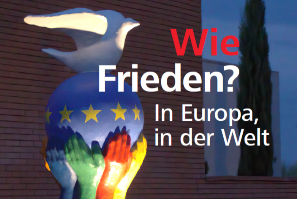 Taube sitzt auf blauer Kugel mit Sternen, die von bunten Händen hochgehalten wird