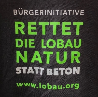 Text am T-Shirt: Bürgerinitiative - rettet die Lobau - Natur statt Beton - www.lobau.org