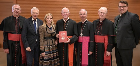 Diözesankonservator Roland Kerschbaum, Landtagsabgeordnete Josef Schöchl und Kathrin Brugger, Erzbischof Franz Lackner, Weihbischof Hansjörg Hofer, Domdechant Gottfried Laireiter, Archivleiter Thomas Mitterecker (v.l.). 
