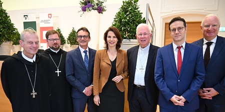 Eröffnung am 4. August 2025 - v.l. Abt Theodor Hausmann, Erzabt Jakob Auer, Rektor Bernhard Fügenschuh, Landeshauptfrau Karoline Edtstadler, Erzbischof Franz Lackner, Obmann Martin Dürnberger, Bürgermeister-Stellvertreter Florian Kreibich