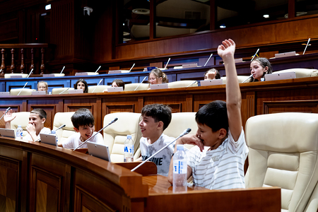 Kinder und Jugendliche des CONCORDIA 'Children Parliament' stellen Fragen und diskutieren im Parlement in Moldau.