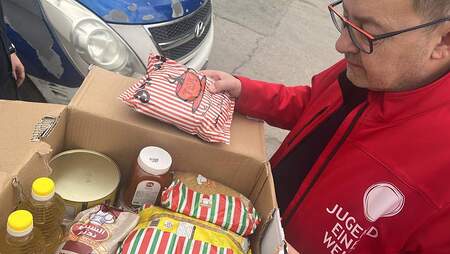 Nothilfe-Koordinator Wolfgang Wedan mit Lebensmittelpaket in Venezuela