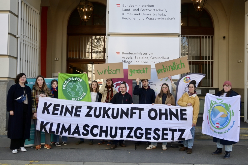 Eine Gruppe von Vertreterinnen und Vertretern junger Menschen vor dem Ministerium für ein starkes und wirksames Klimaschutzgesetz