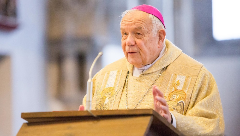 Bischof Maximilian Aichern bei einer Rede am Ambo