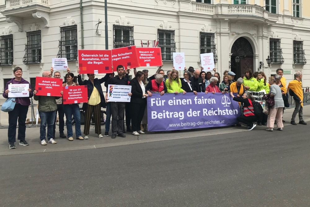 Gruppenfoto der Teilnehmenden an der Kundgebung vor dem Parlament