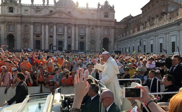 Papst Franziskus beim Ministrantentreffen auf dem Petersplatz / Diözese Linz / Gabmann