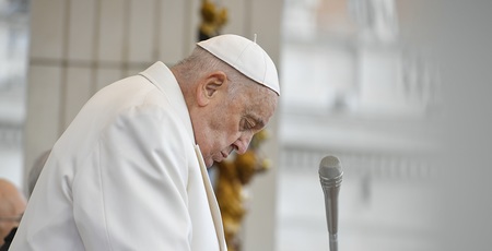 Papst Franziskus mit geschlossenen Augen und gesenktem Kopf bei der Generalaudienz am 6. März 2024 im Vatikan.