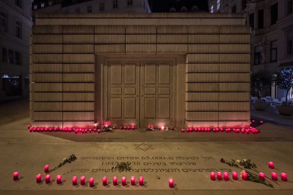 brennende Kerzen vor dem Mahnmal am Judenplatz in Wien