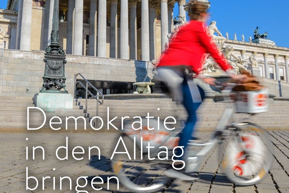 Eine Person fährt mit dem Fahrrad vor dem Parlament vorbei