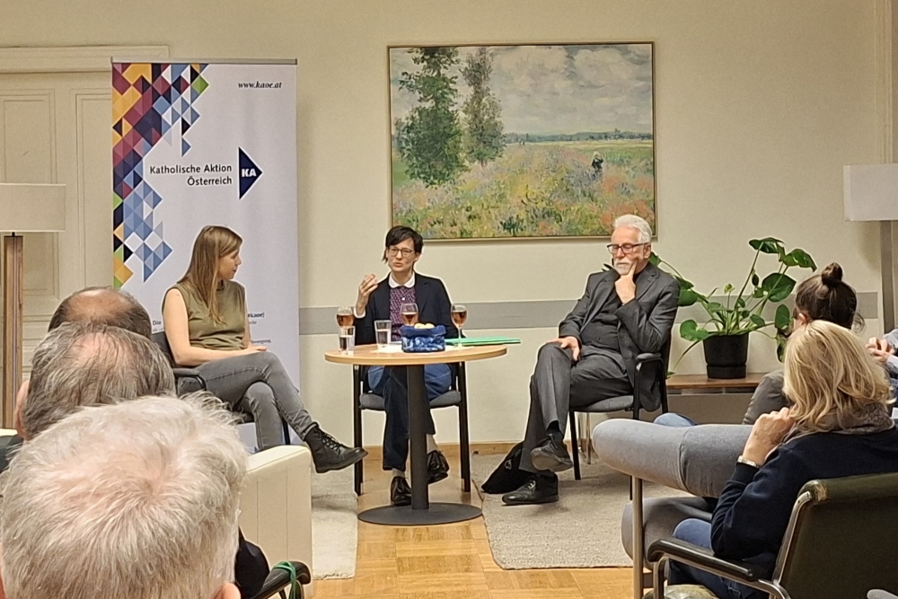 von links nach recht am Podium Judith Sozialexpertin Judith Ranftler, KAÖ-Vizepräsidentin Katharina Renner, Bischof Josef Marketz 