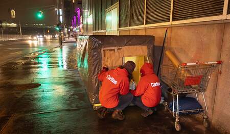 Nachtstreetwork mit den Mitabeiterinnen Sabine und Corinna der Caritas Wien / Gruft - Betreuungszentrum für Wohnungslose, Besuch bei Toni, der in einem selbstgebauten Verschlag wohnt.