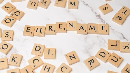 Das Wort 'Ehrenamt' mit Buchstabensteinen