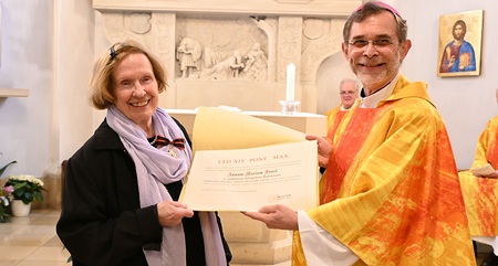 Erzbischof Grünwidl überreicht Annemarie Fenzl den päpstlichen Silvesterorden
