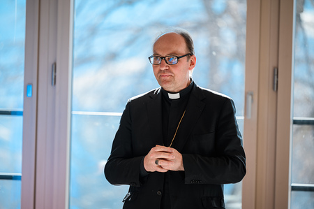 Bischof Glettler mit scharfer Kritik an Kunstwerk mit Trump am Kreuz