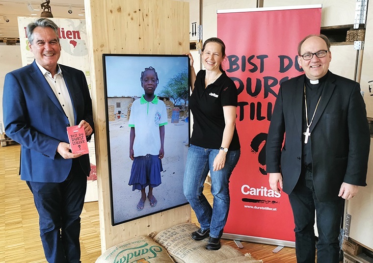Direktor Georg Schärmer, Auslandshilfe-Leiterin Julia Stabentheiner und Bischof Hermann Glettler gaben den Startschuss für die diesjährige Sommersammlung / Foto: Caritas Tirol rbt