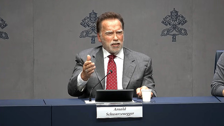 Arnold Schwarzenegger bei Pressekonferenz im Vatikan