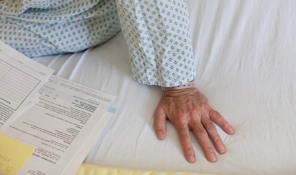Spitalspatient im Krankenbett / Vinzenz Gruppe / Petra Rainer Spitalspatient im Krankenbett