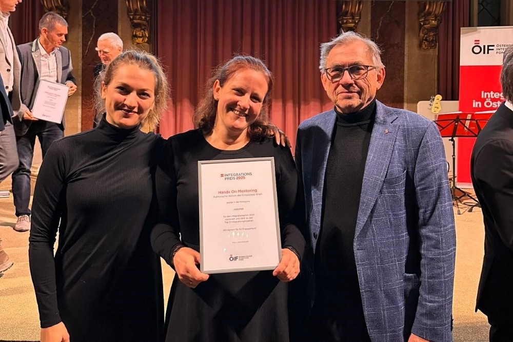 'Hand On'-Geschäftsführerin Eva Rosewich in der Mitte) mit der Urkunde. Links ist Annika Gelosky und rechts Johann Lechner 