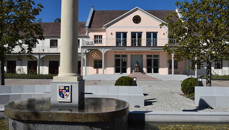 Vorplatz beim Stift Heiligenkreuz