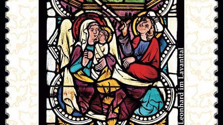 Motiv der Geburt Christi auf einem gotischen Glasfenster der Pfarr- und Wallfahrtskirche St. Leonhard im Lavanttal