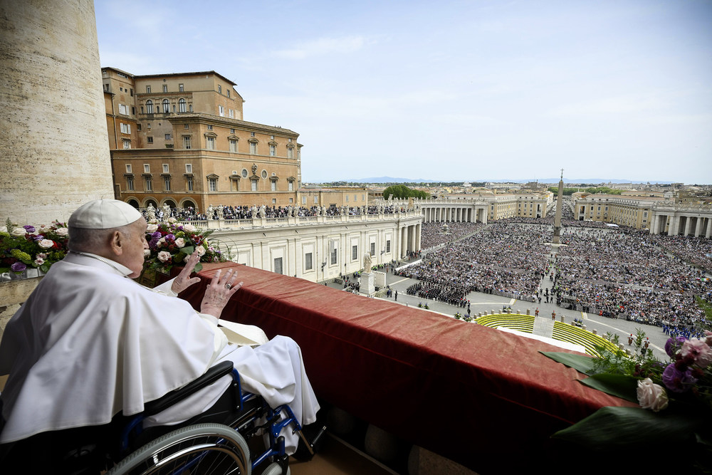 Urbi et orbi / Vatican Media / kna-bild.de Papst Franziskus spendet den Segen 'Urbi et orbi' vom Zentralbalkon des Petersdoms am 20. April 2025 im Vatikan.