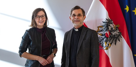 Am 7. J?nner 2026 empfing Bundesministerin Claudia Plakolm (l.) den Wiener Erzbischof Josef Gr?nwidl (r.) zu einem Arbeitsgespr?ch im Bundeskanzleramt.