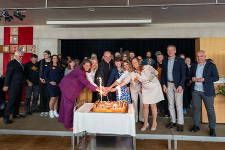 Mitarbeitende und Ehrengäste feierten beim Anschnitt der Geburtstagstorte.