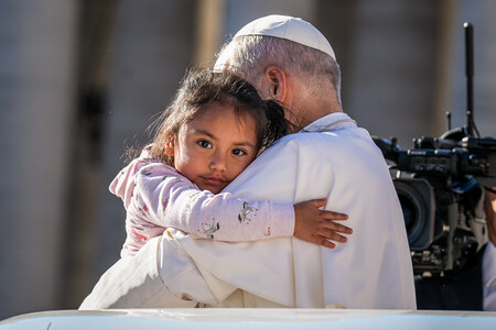 Papst Leo XIV. hat ein Mädchen auf dem Arm, bei der Generalaudienz am 8. Oktober 2025 auf dem Petersplatz im Vatikan.