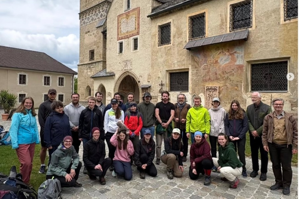 Gruppenbild der Teilnehmenden der Wallfahrt der Katholischen Hochschuljugend Österreich vor der Kirche Maria Saalvor  
