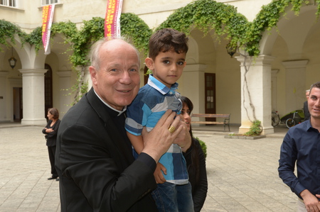 Kardinal Christoph Schönborn mit Flüchtlingskind