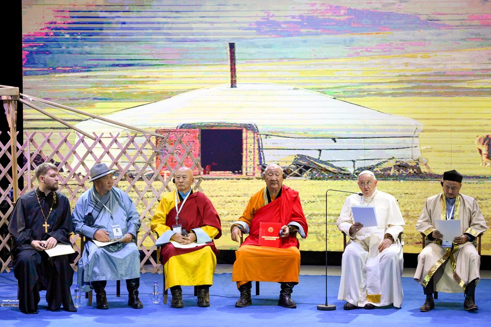 Papst Franziskus in Ulan Bator / Copyright 2023, KNA GmbH, www.kna.de, All Rights Reserved, Vatican Media Papst Franziskus spricht am 3. September 2023 bei einer ökumenischen und interreligiösen Begegnung im Hun-Theater in Ulan Bator (Mongolei).