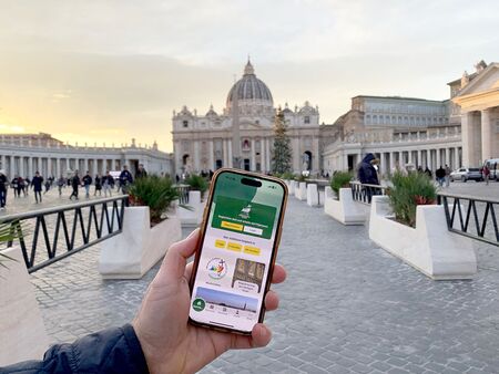 Handy-App zum Beginn des kirchlichen Jubiläumsjahres 2025 vor dem Petersdom in Rom