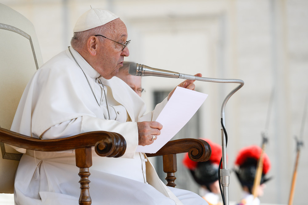 Audienz mit Papst Franziskus / Copyright 2023, KNA GmbH, www.kna.de, All Rights Reserved, Vatican Media Papst Franziskus spricht bei der Generalaudienz am 24. Mai 2023 auf dem Petersplatz im Vatikan.