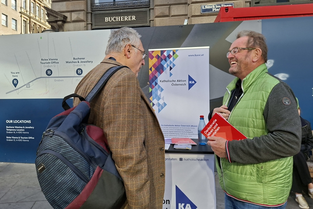 Ferdinand Kaineder (r.) im Gespräch mit einem Passanten / KAÖ Präsident der Katholischen Aktion spricht mit einem Passanten auf der Straße
