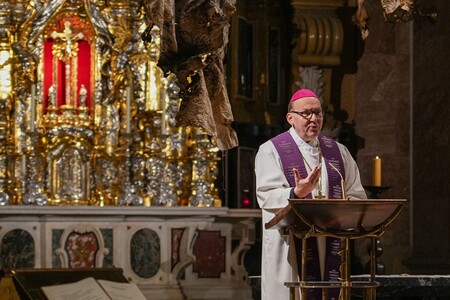 Friedensgebet im Innsbrucker Dom mit Bischof Glettler