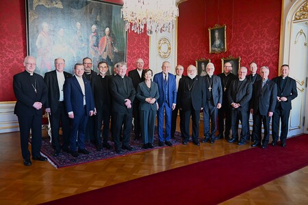 Bundespräsident Alexander Van der Bellen und die Mitglieder der Bischofskonferenz mit Nuntius Pedro Lopez Quintana (4.11.2025)