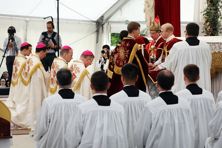 Alfonso de Galarreta (2.v.r.), Bischof der Priesterbruderschaft Sankt Pius X., weiht Priester zu Bischöfen bei einem Gottesdienst mit Bischofsweihe, am 1. Juli 2026 in Econe (Schweiz).