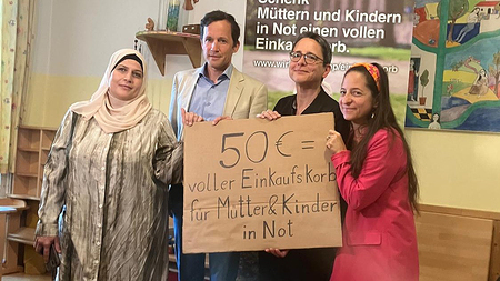 Caritas bittet um Spenden für Alleinerzieherinnen, u.a. mit Wiener Caritas-Direktor Schwertner, Kabarettistin Athanasiadis (r.)