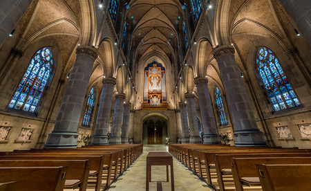Innenaufnahme mit Glasfenster vom Mariendom in Linz, Österreich nach der Renovierung